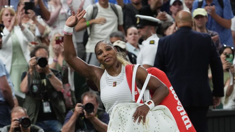 Serena Williams forfait pour le double avec Venus à Wimbledon en raison d’une blessure au genou.