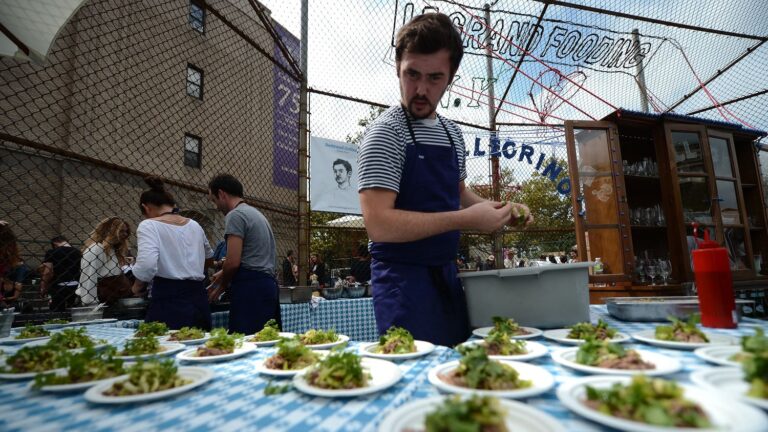 Décès de Bertrand Grébaut, chef du restaurant étoilé Septime, à 44 ans.
