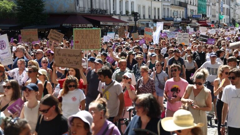 À Paris, des milliers de manifestants demandent une loi contre les violences sexuelles.