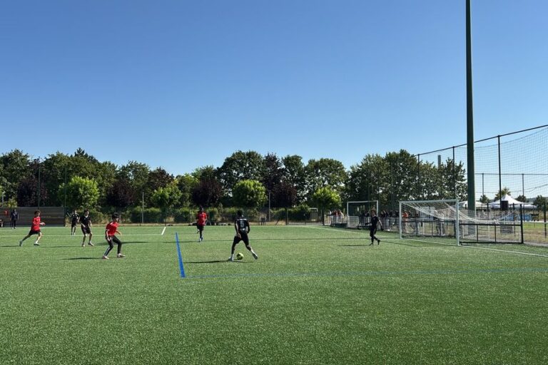Tournois de football pour jeunes à Reims favorisent les rencontres inter-quartiers.
