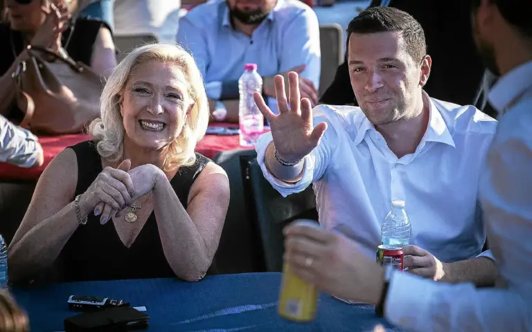 Le Pen et Bardella affichent confiance et amitié avant le jugement imminent.
