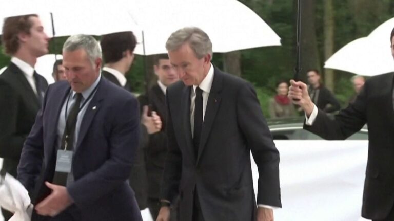 Le fisc français réclame 22,5 millions d’euros à Bernard Arnault.