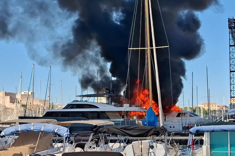 Incendie au Vieux-Port de Marseille : plusieurs navires touchés, deux coulés, plusieurs blessés.