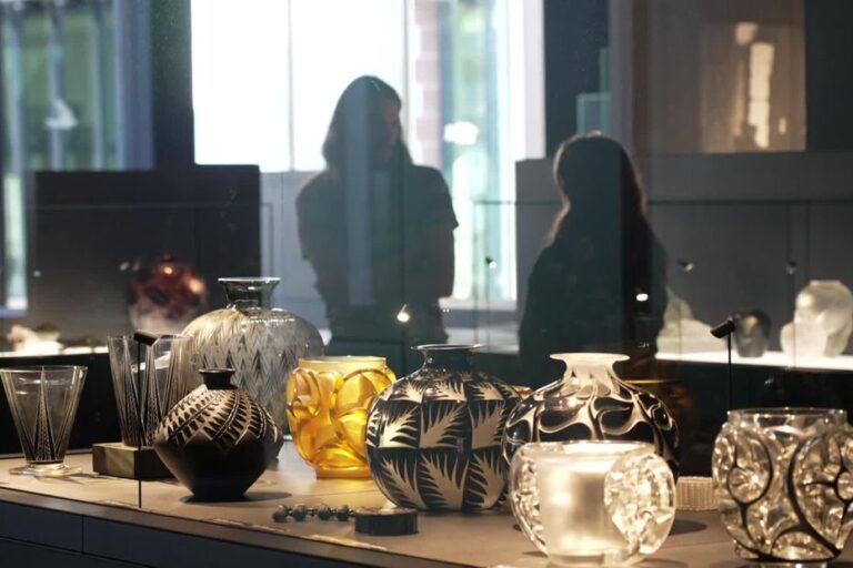 Cambriolage au musée Lalique : des pièces uniques pourraient avoir été dérobées, enquête en cours.