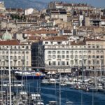 Deux bateaux en feu dans le Vieux-Port de Marseille, neuf blessés évacués par les secours.