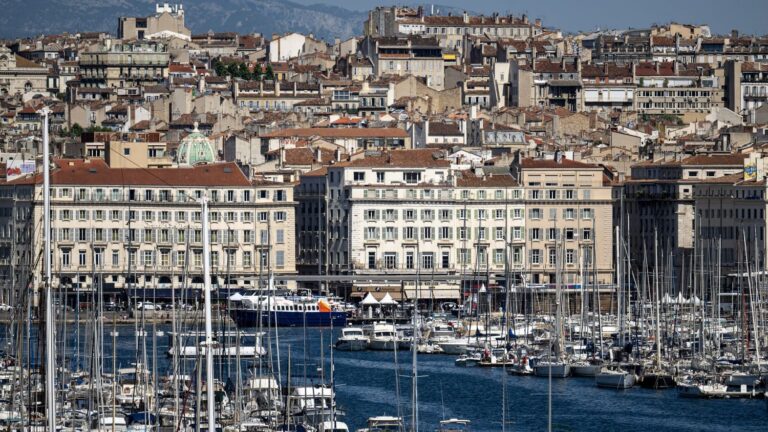 Deux bateaux en feu dans le Vieux-Port de Marseille, neuf blessés évacués par les secours.