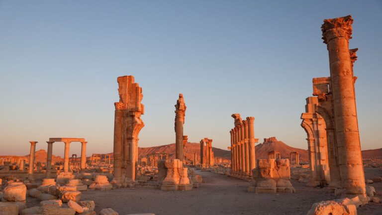 Retour des touristes à Palmyre : la Syrie met en avant son patrimoine historique.