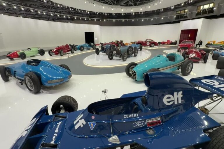 Monaco présente une exposition sur l’évolution des voitures en tant qu’œuvres d’art.