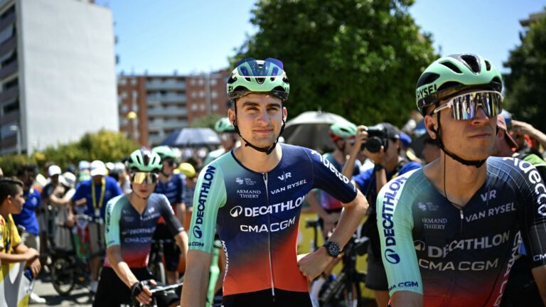 Paul Seixas entouré de coureurs expérimentés pour son premier Tour de France.