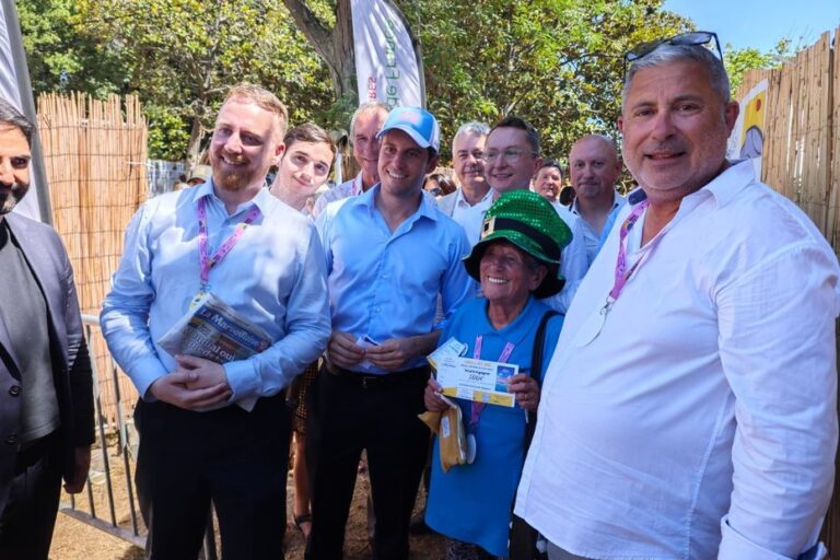 Gabriel Attal visite les terrains de pétanque lors de la Marseillaise 2026.