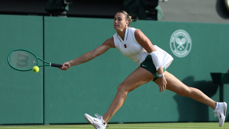 Wimbledon : Naomi Osaka élimine Aryna Sabalenka, Novak Djokovic avance en quarts