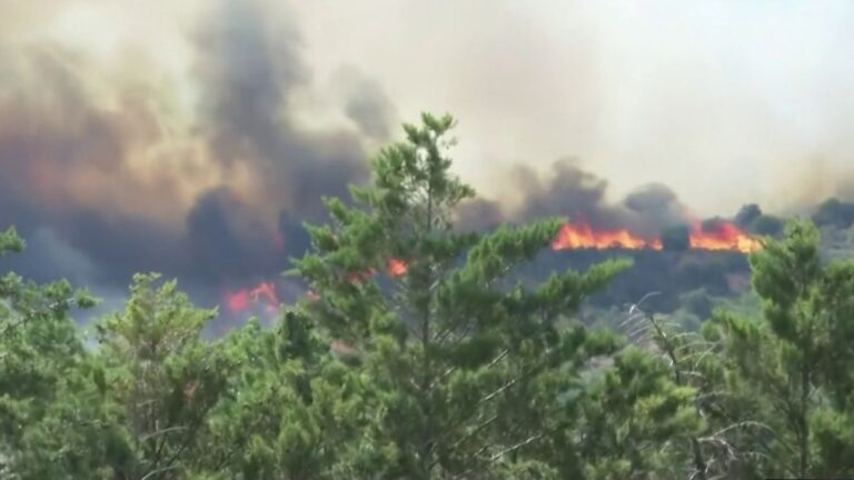 Incendies dans le sud de la France : 26 feux actifs, un habitant et un pompier en urgence