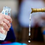 Hydratation recommandée par les experts en santé pendant les vagues de chaleur en France