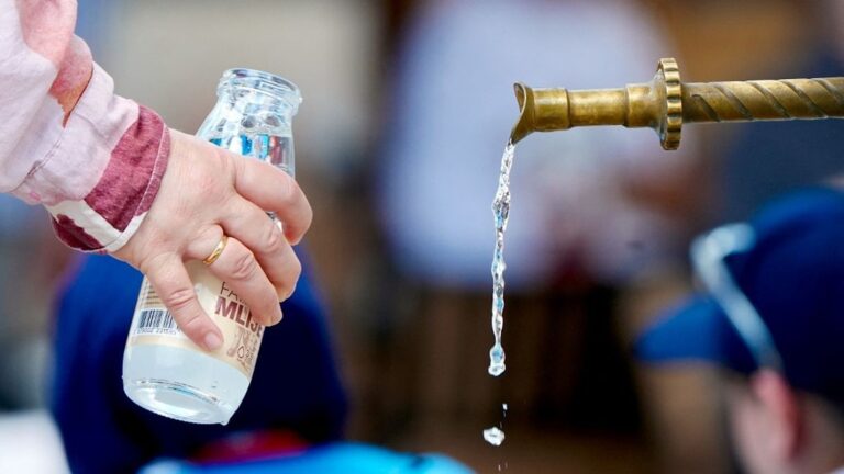 Hydratation recommandée par les experts en santé pendant les vagues de chaleur en France