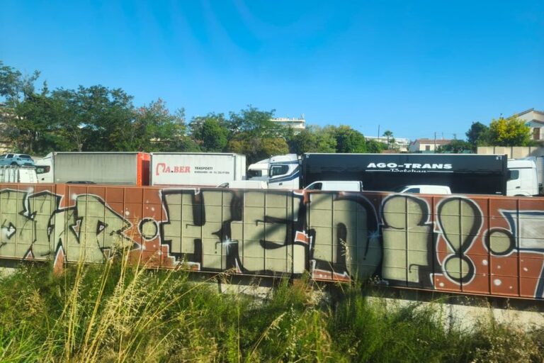 Accident mortel sur l’A8, circulation interrompue dans les deux sens.