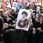 Téhéran : des millions de fidèles défilent pour rendre hommage à Khamenei, un record d&rsquo;affluence en vue.