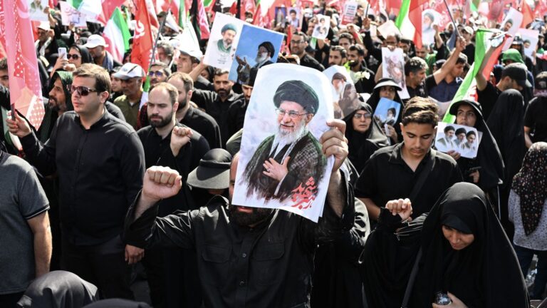 Téhéran : des millions de fidèles défilent pour rendre hommage à Khamenei, un record d’affluence en vue.