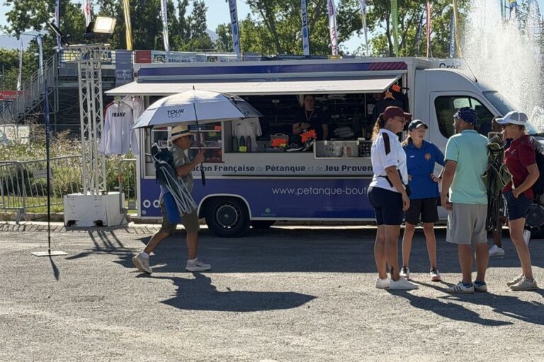 Canicule : La Marseillaise à pétanque se joue sous 45°C sur les terrains ensoleillés.