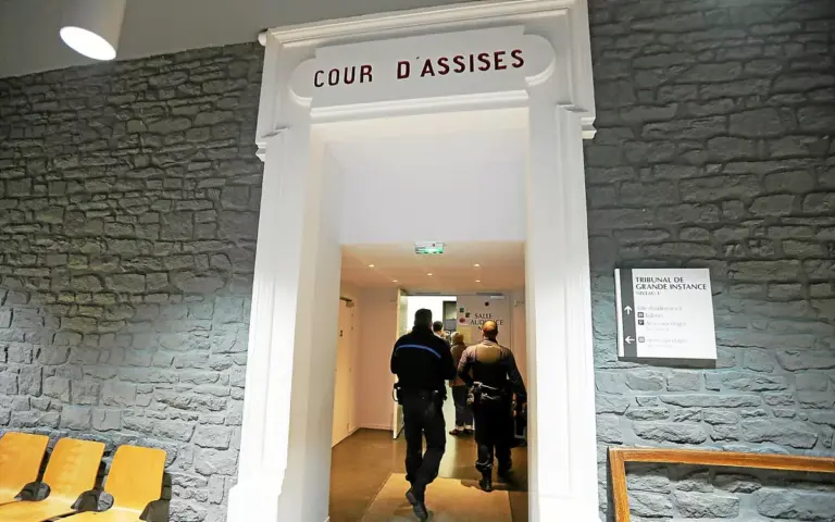 Un trentenaire jugé pour des viols dans un camping près de Lorient, Morbihan.