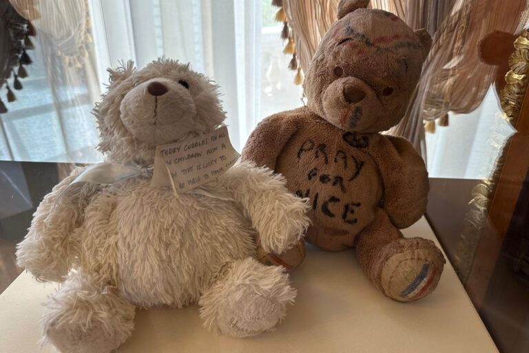 Peluches et journaux témoignent de la solidarité après l’attentat du 14 juillet 2016
