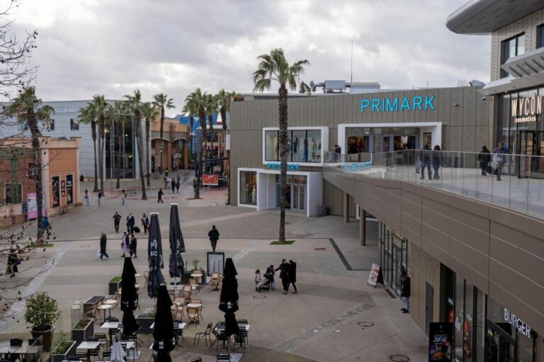 Maires s’opposent à l’implantation de Primark, craignant des pertes d’emplois locales.