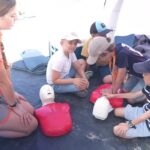 Des enfants de 6 ans apprennent les gestes de secours à la plage pour sauver des vies.