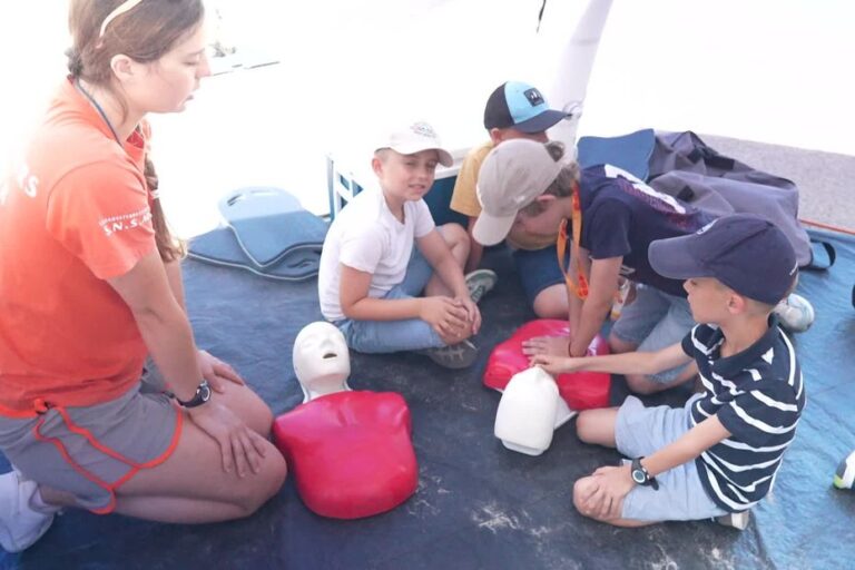 Des enfants de 6 ans apprennent les gestes de secours à la plage pour sauver des vies.