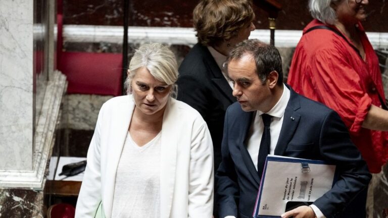 La loi sur l’aide à mourir en France ne sera pas appliquée avant 2027.