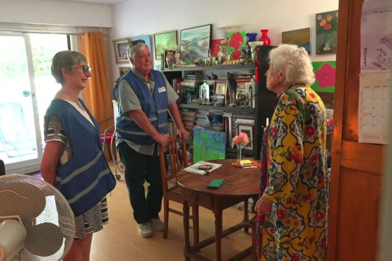 Au Pays basque, la Brigade fraîcheur aide les seniors face à la canicule et à l’isolement.