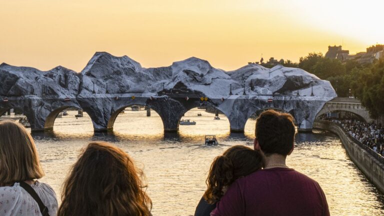 Plus de 6 millions de visiteurs découvrent « La Caverne » hommage de JR au Pont-Neuf à Paris.