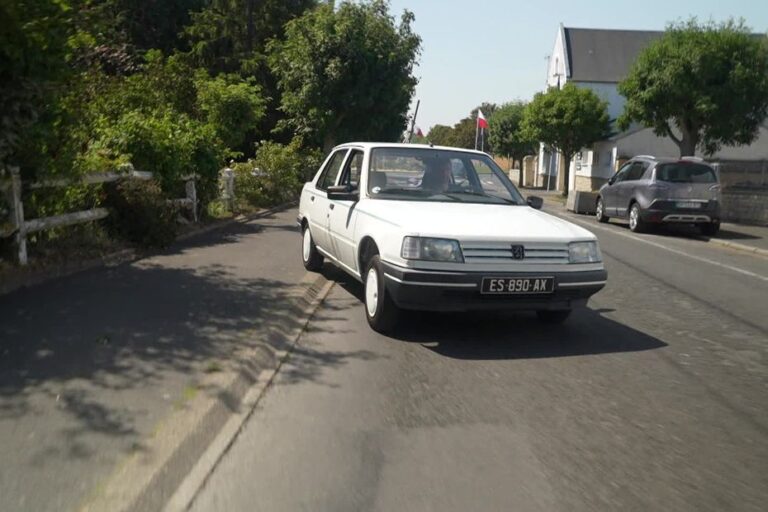 Valentin, 26 ans, parcourt des kilomètres au volant d’une 309 Chorus en parfait état.