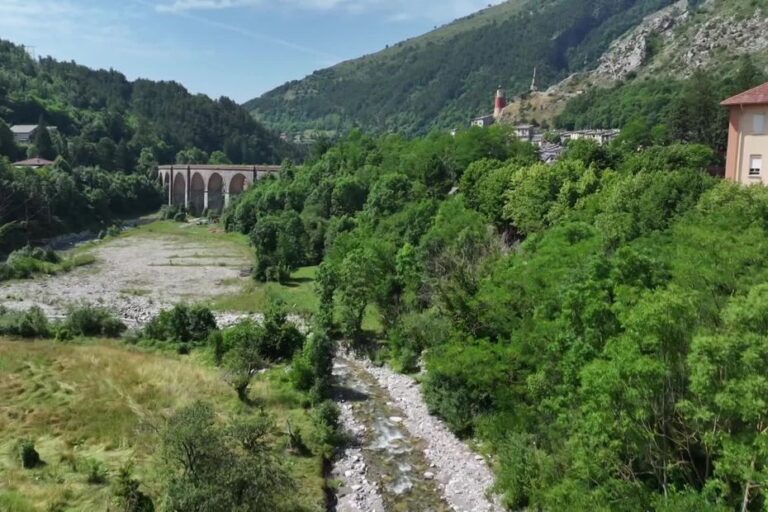La vallée de la Roya attire les visiteurs en quête de fraîcheur estivale.