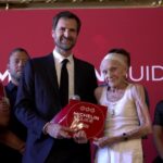À 94 ans, une légende de Bourgogne reçoit les premières Grappes Michelin.