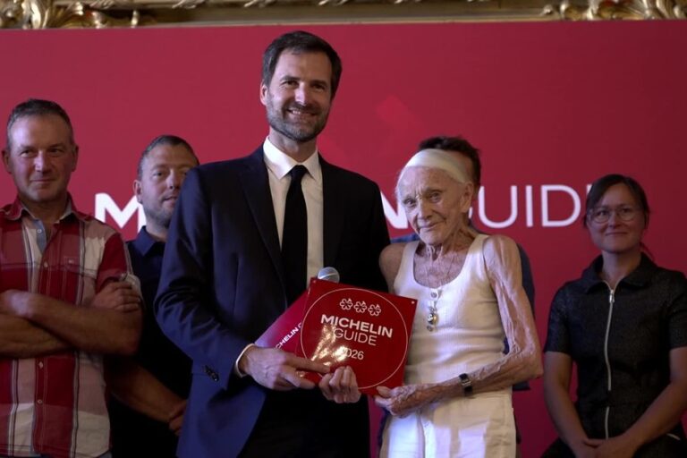 À 94 ans, une légende de Bourgogne reçoit les premières Grappes Michelin.