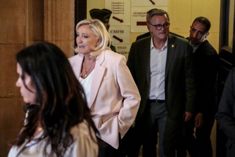 Procès en appel des assistants FN : Louis Aliot condamné mais reste maire de Perpignan.