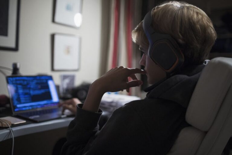 Mort de Jean Pormanove : le bannissement numérique demandée contre les streamers Safine et Naruto