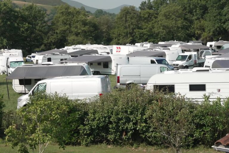Des gens du voyage s’installent sur un terrain agricole, provoquant des tensions locales.