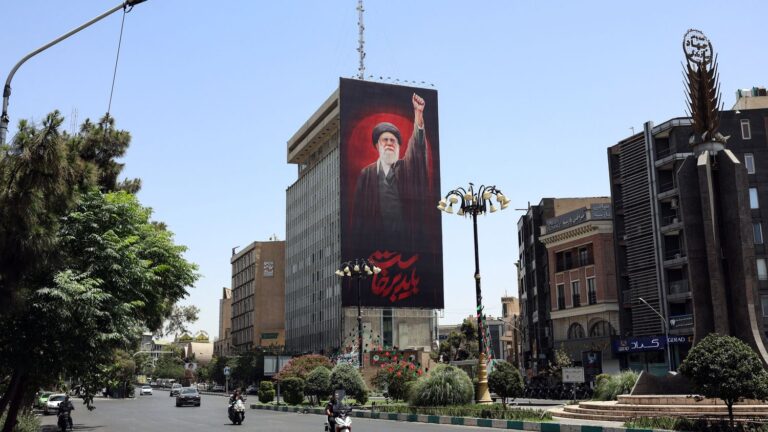 Les États-Unis intensifient leurs frappes contre l’Iran après des attaques maritimes dans le détroit d’Ormuz.
