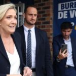 Marine Le Pen reçoit le soutien de ses partisans à Hénin-Beaumont et Amilly pour sa candidature.