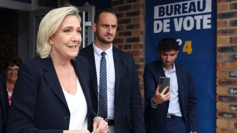 Marine Le Pen reçoit le soutien de ses partisans à Hénin-Beaumont et Amilly pour sa candidature.