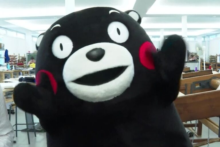 Kumamon, mascotte populaire du Japon, visite Amiens pour promouvoir le territoire.