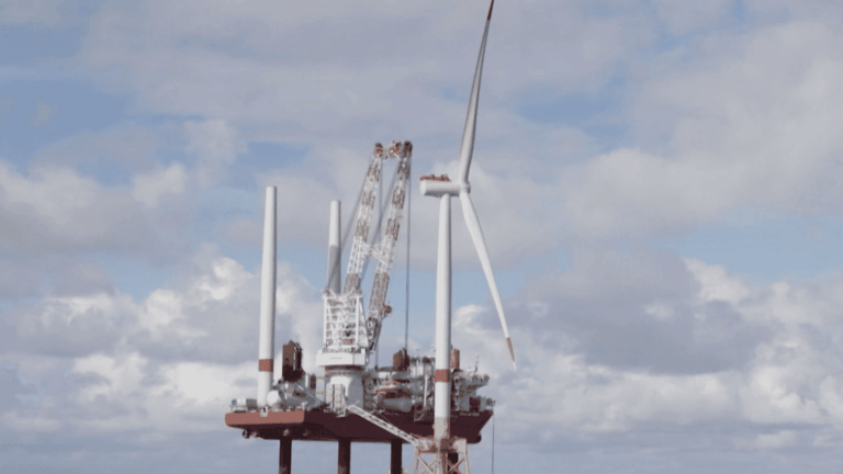 Inquiétude des pêcheurs face à la construction d’un parc éolien en Normandie.