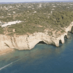 Plage secrète au Portugal : lumière réfléchie sur les parois attire les visiteurs.