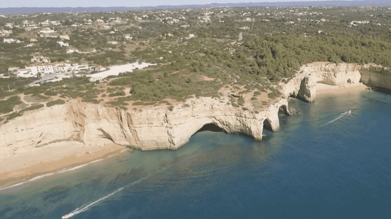 Plage secrète au Portugal : lumière réfléchie sur les parois attire les visiteurs.