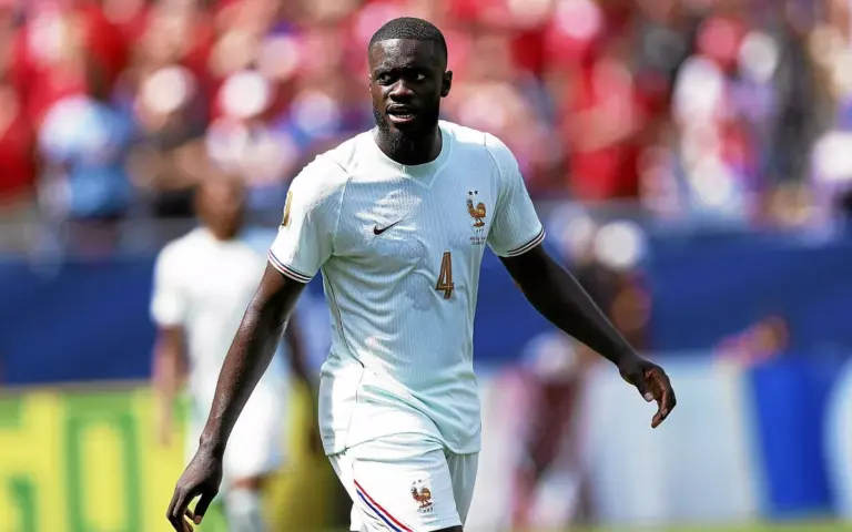 Dayot Upamecano, leader défensif de l’équipe de France, excelle dans les duels et les passes laser.