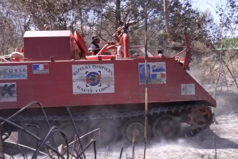 Incendie dans les Pyrénées-Orientales : des chars d’assaut corses aident les pompiers catalans.