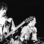 Les premiers groupes punks investissent Mont-de-Marsan, marquant une scène musicale émergente.