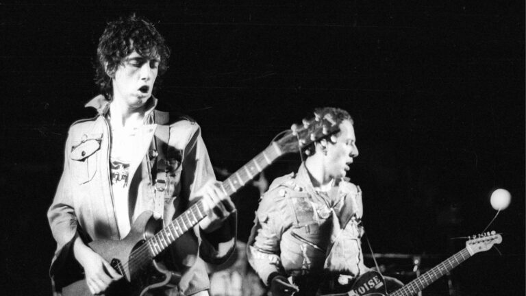 Les premiers groupes punks investissent Mont-de-Marsan, marquant une scène musicale émergente.