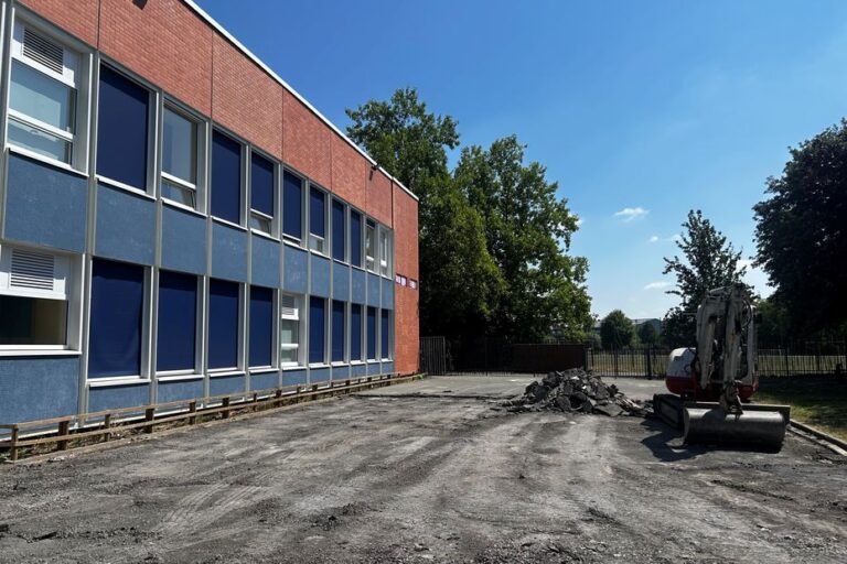 Les écoles remplacent le bitume par des îlots de fraîcheur pour améliorer les cours de récréation.