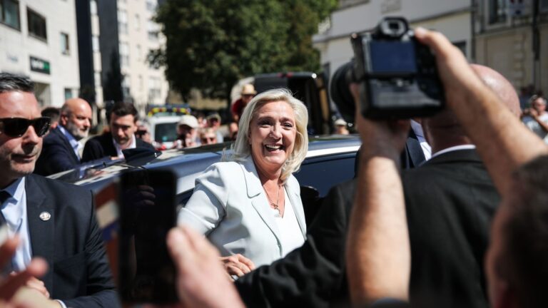 Elon Musk soutient Marine Le Pen, des politiciens dénoncent son ingérence dans la campagne.